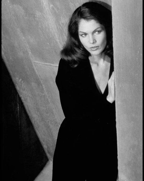 Women 007 Deep V Neck Cashmere JumperIn Black Black NPeal V Necks